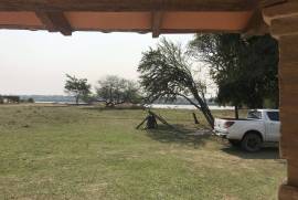Villa Oliva: Vendo propiedad de 4 hectáreas frente al río