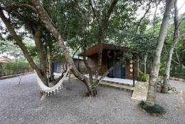 Exclusiva Casa Quinta con piscina natural, quincho y 3 cabañas en venta en Cordillera (2450 m²)